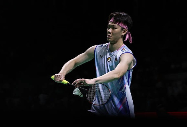 Lee Zii Jia prepares to serve on his way to a three-game win over Jason Teh at the Hylo Open 2026.